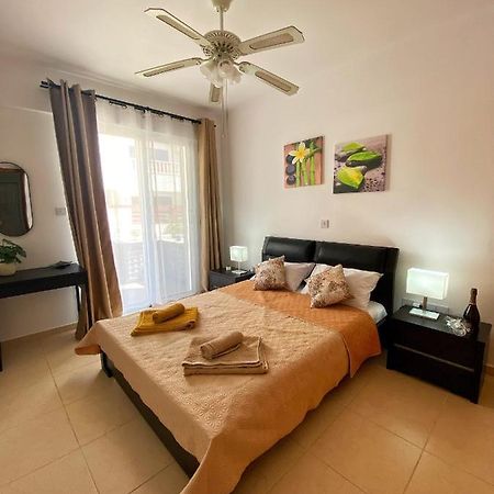 Cozy Poolside Apartment Пафос Экстерьер фото