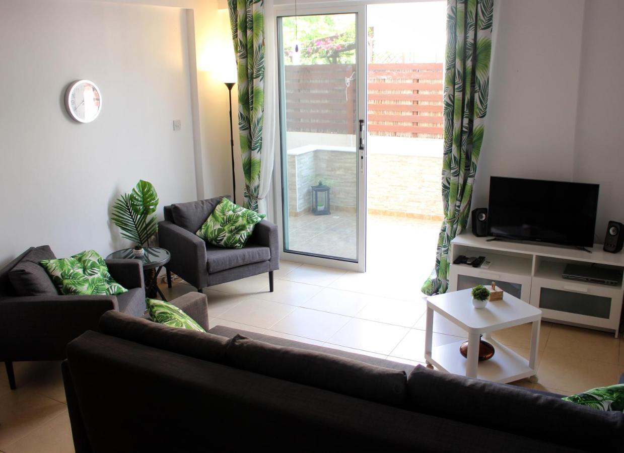 Cozy Poolside Apartment Пафос Экстерьер фото
