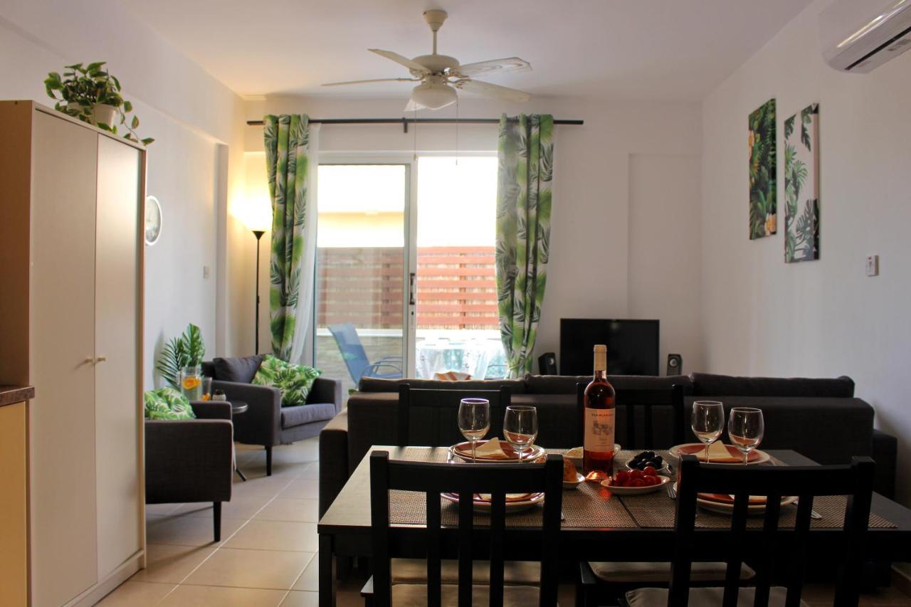 Cozy Poolside Apartment Пафос Экстерьер фото
