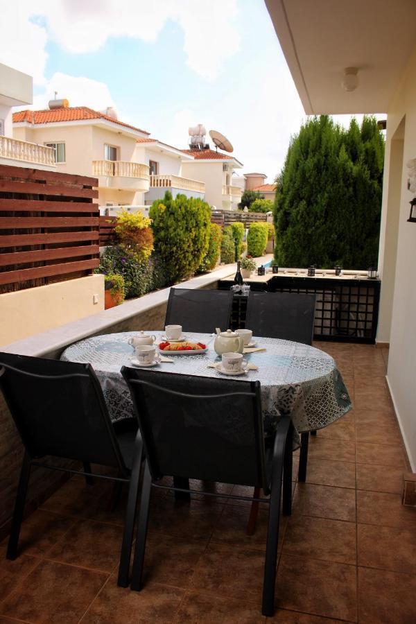 Cozy Poolside Apartment Пафос Экстерьер фото