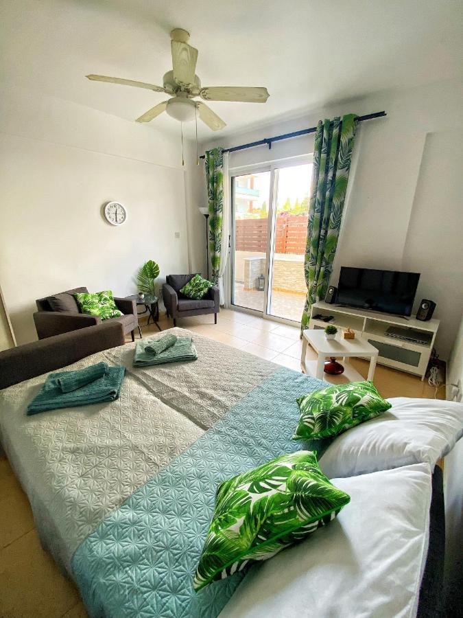 Cozy Poolside Apartment Пафос Экстерьер фото