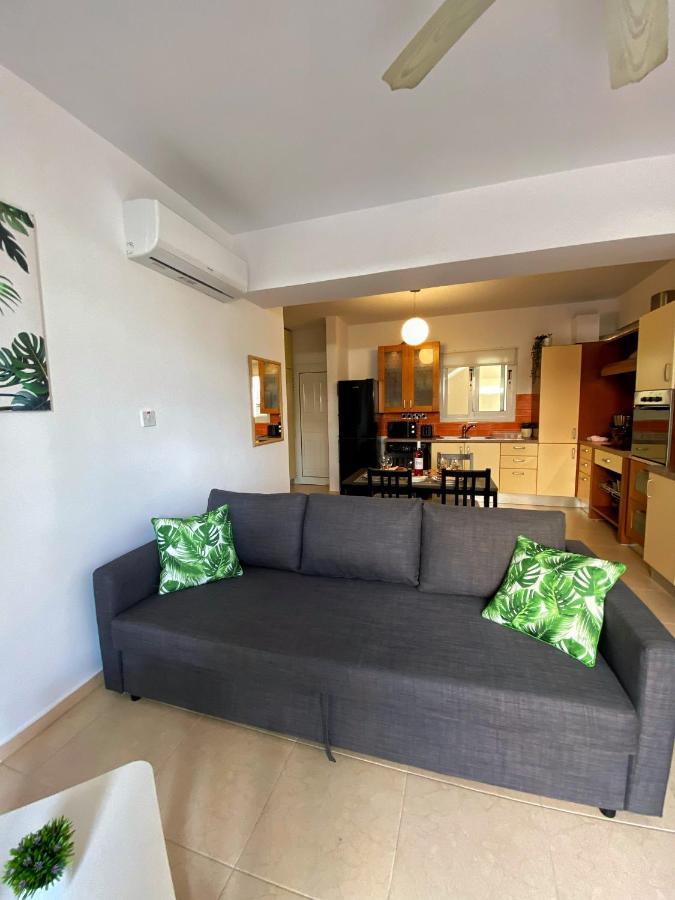 Cozy Poolside Apartment Пафос Экстерьер фото