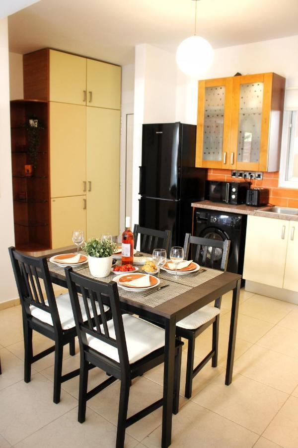 Cozy Poolside Apartment Пафос Экстерьер фото
