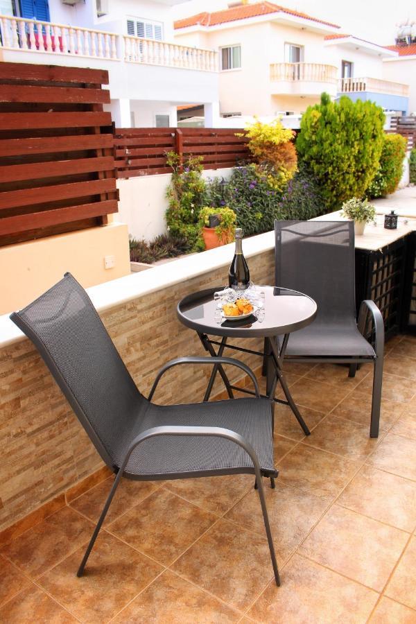 Cozy Poolside Apartment Пафос Экстерьер фото